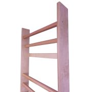 Novi model elegantnih klasičnih švedskih ljestvi! Klasična izvedba za teretane Sobna veličina 226 x 72 x 15 cm Šperploča svjetli bočne stranice, pritke od tvrde bukve